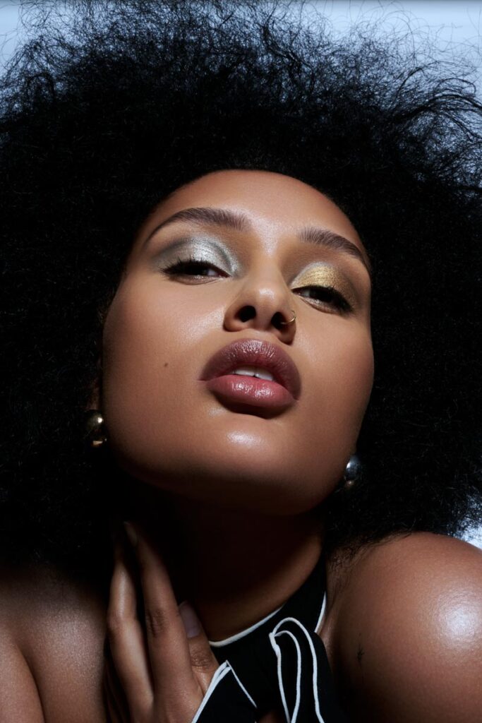 Editorial Augen-Make-up mit zweifarbigen Metallic-Lidschatten (Silber/Gold) und glossy Lips – Übung aus der digitalen Make-up Ausbildung.
