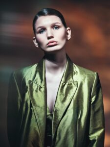 editorial-portrait-studio-licht-online-makeup-ausbildung Editorial Studio-Portrait mit cleanem Make-up und dezent konturiertem Teint – Ergebnis eines Portfolio-Trainings im Digital-Programm.