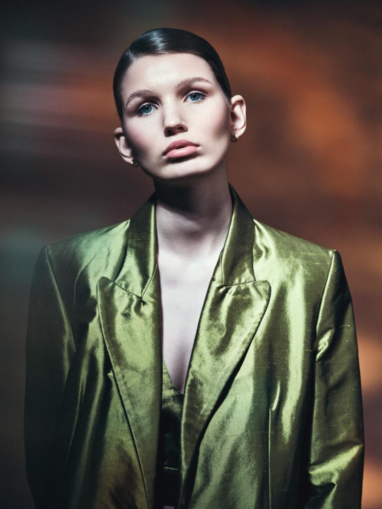 Editorial Studio-Portrait mit cleanem Make-up und dezent konturiertem Teint – Ergebnis eines Portfolio-Trainings im Digital-Programm.