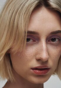 lilac-eyeshadow-natural-freckles-online-makeup-ausbildung Lila Lidschatten auf natürlicher Sommersprossen-Haut, gepflegte Brows – Übungslook aus der digitalen Make-up Ausbildung.