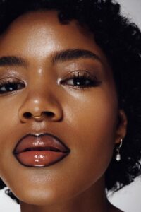 lip-contour-gloss-closeup-online-makeup-ausbildung Lip-Contouring mit sichtbarer Kontur und Gloss, glowy Teint – Übungslook aus der digitalen Make-up Ausbildung.