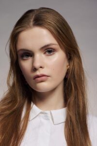 Online Make-up Ausbildung – natürlicher Portrait-Look Natürlicher Day-Glow Portrait-Look: sauberer Teint, feine Brows, zarte Lippen – Ergebnis der digitalen Make-up Ausbildung bei Inclover.