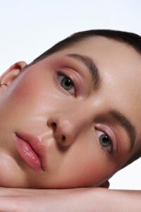 soft-blush-draping-rose-online-makeup-ausbildung Softes Blush-Draping in Rosétönen, natürliche Haut und glossige Lippen – Übung aus der digitalen Make-up Ausbildung.