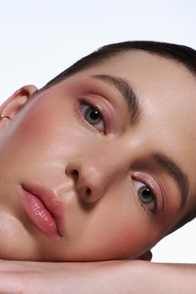 Softes Blush-Draping in Rosétönen, natürliche Haut und glossige Lippen – Übung aus der digitalen Make-up Ausbildung.