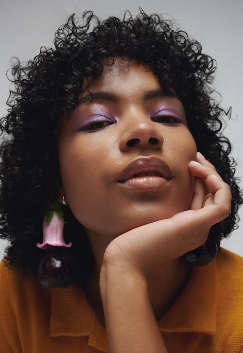 Violetter Lidschatten – Digitale Make-up Ausbildung mit Live-Feedback